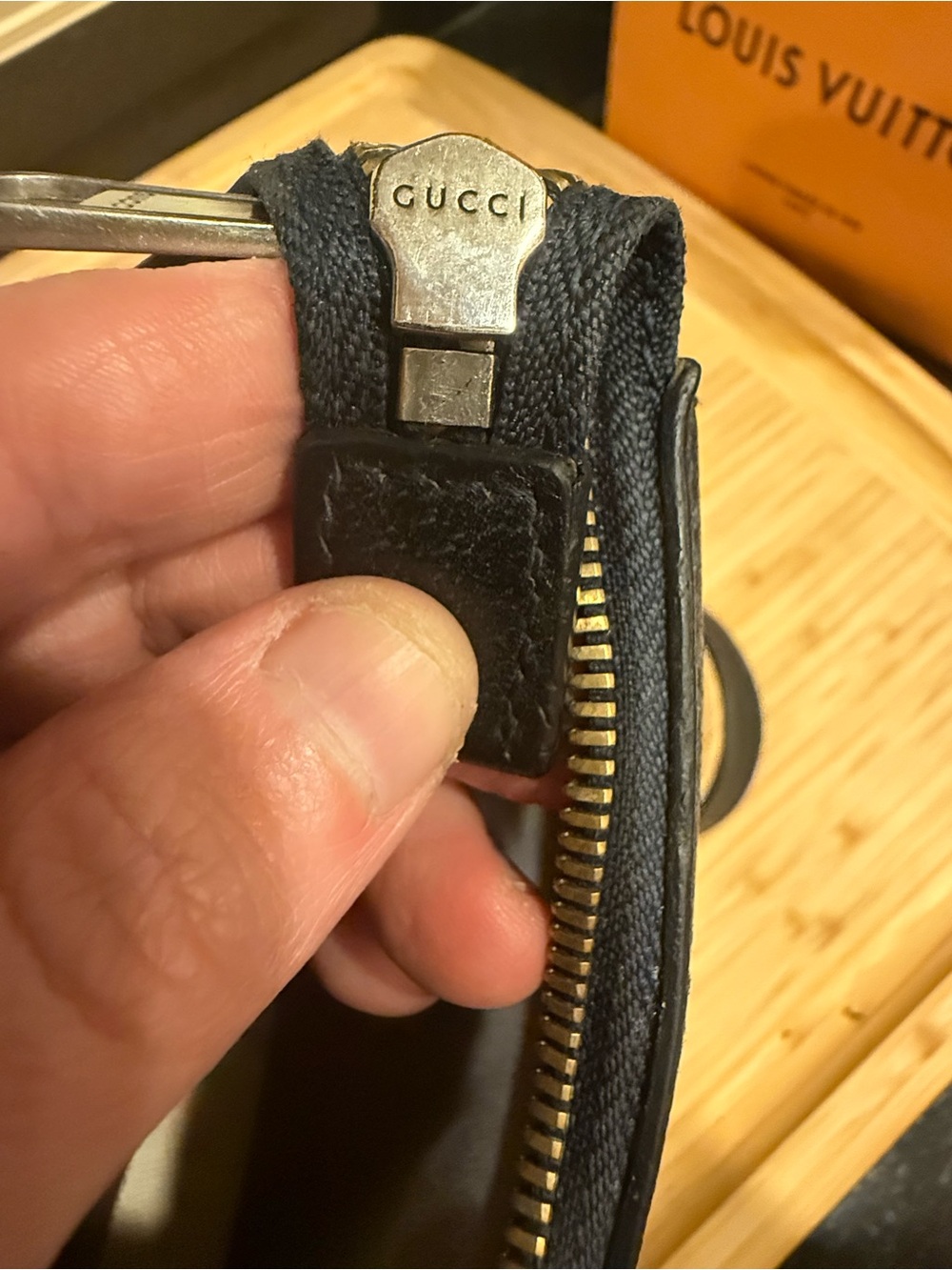 authentic Gucci Beige GG Supreme Canvas Crossbody with Red & Blue Stripe - Picture 11 of 12